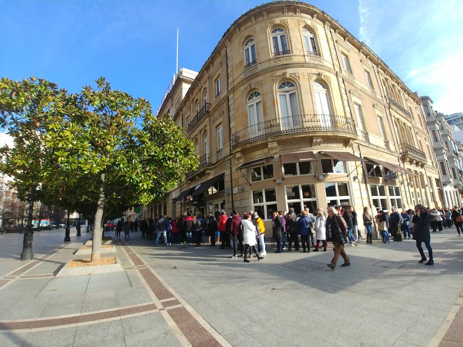 Cientos de personas esperaban esta mañana a la entrada del teatro para adquirir pases que les asegure una butaca en el teatro este fin de semana