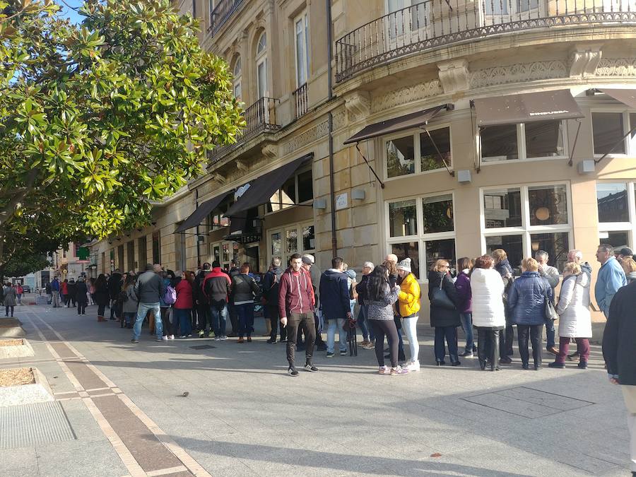 Cientos de personas esperaban esta mañana a la entrada del teatro para adquirir pases que les asegure una butaca en el teatro este fin de semana