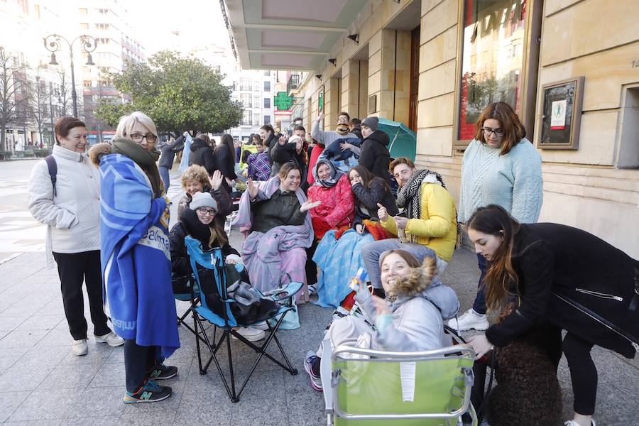 Cientos de personas esperaban esta mañana a la entrada del teatro para adquirir pases que les asegure una butaca en el teatro este fin de semana