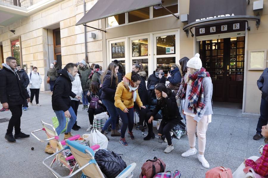 Cientos de personas esperaban esta mañana a la entrada del teatro para adquirir pases que les asegure una butaca en el teatro este fin de semana