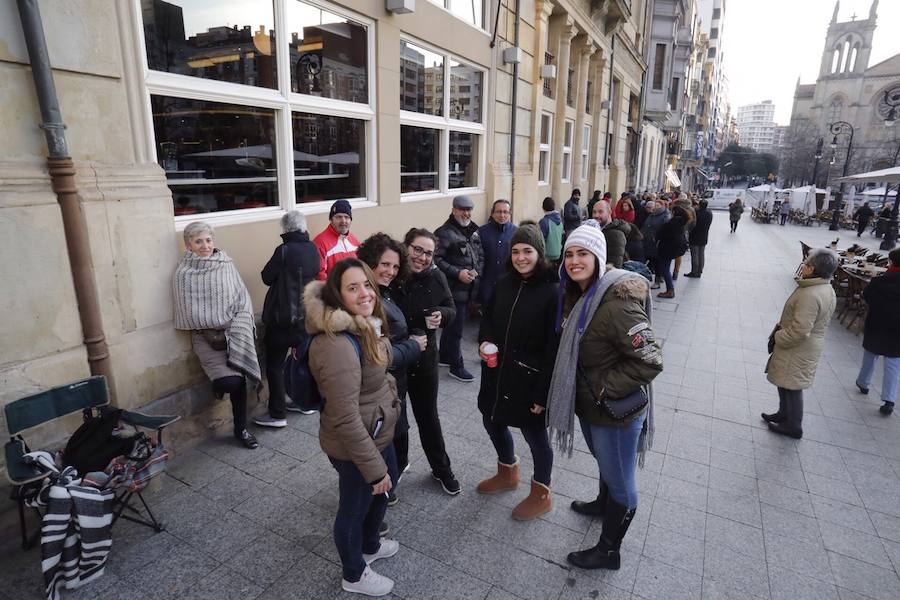 Cientos de personas esperaban esta mañana a la entrada del teatro para adquirir pases que les asegure una butaca en el teatro este fin de semana