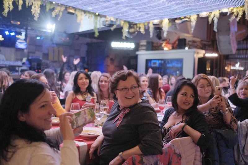 Hoy es la noche de las mujeres y Gijón lo sabe. El acto oficial, que tuvo lugar en la Sala Acapulco con la tertulia feminista, estuvo seguido por cenas y fiestas por todos los rincones de la ciudad.