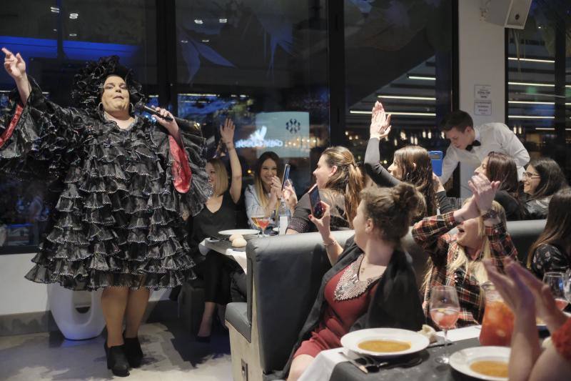 Hoy es la noche de las mujeres y Gijón lo sabe. El acto oficial, que tuvo lugar en la Sala Acapulco con la tertulia feminista, estuvo seguido por cenas y fiestas por todos los rincones de la ciudad.