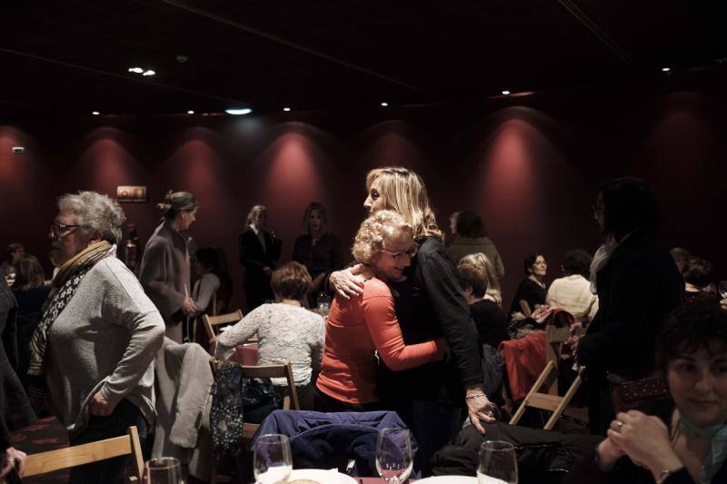 Hoy es la noche de las mujeres y Gijón lo sabe. El acto oficial, que tuvo lugar en la Sala Acapulco con la tertulia feminista, estuvo seguido por cenas y fiestas por todos los rincones de la ciudad.