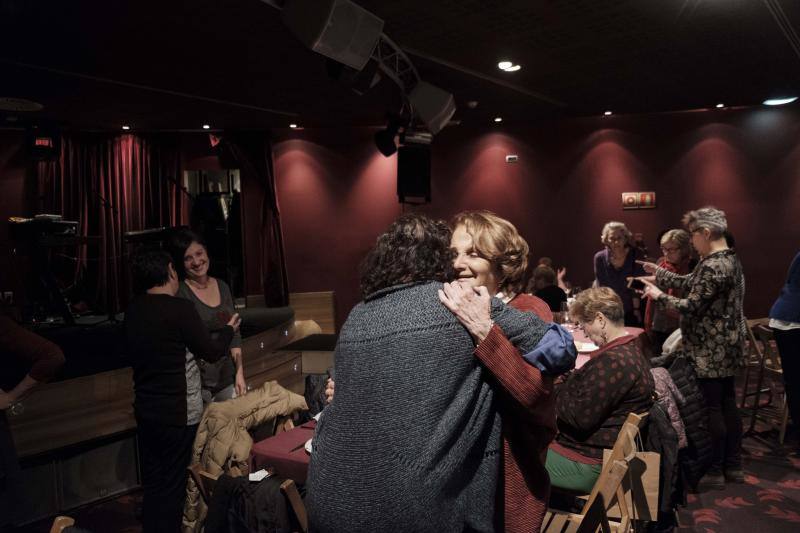 Hoy es la noche de las mujeres y Gijón lo sabe. El acto oficial, que tuvo lugar en la Sala Acapulco con la tertulia feminista, estuvo seguido por cenas y fiestas por todos los rincones de la ciudad.