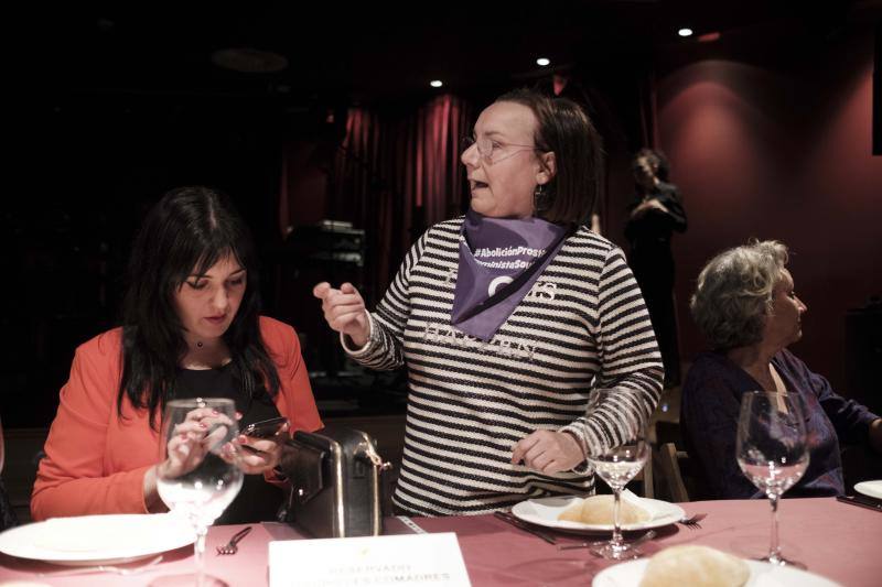 Hoy es la noche de las mujeres y Gijón lo sabe. El acto oficial, que tuvo lugar en la Sala Acapulco con la tertulia feminista, estuvo seguido por cenas y fiestas por todos los rincones de la ciudad.