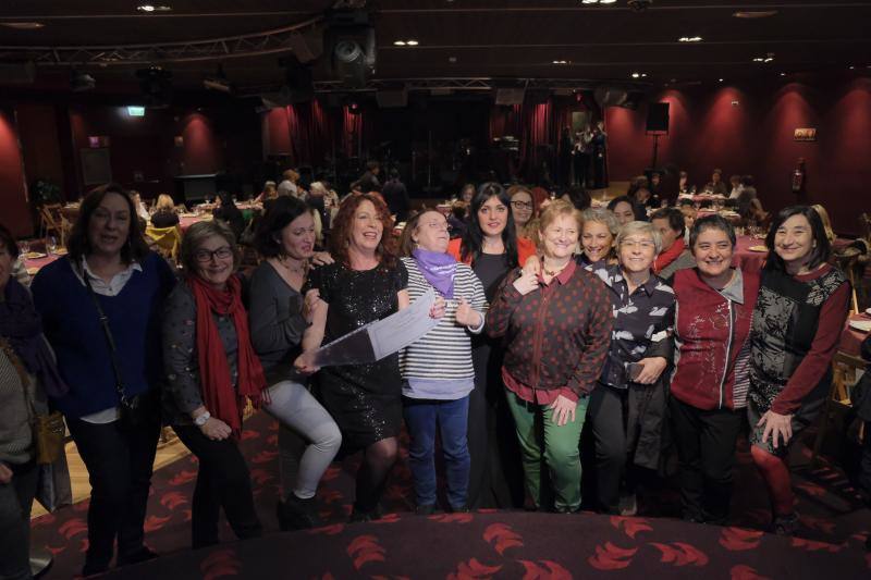 Hoy es la noche de las mujeres y Gijón lo sabe. El acto oficial, que tuvo lugar en la Sala Acapulco con la tertulia feminista, estuvo seguido por cenas y fiestas por todos los rincones de la ciudad.