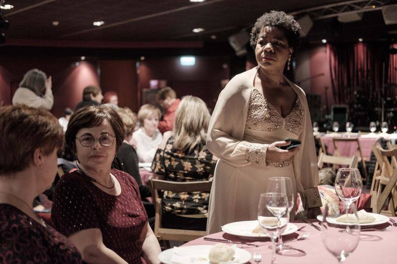 Hoy es la noche de las mujeres y Gijón lo sabe. El acto oficial, que tuvo lugar en la Sala Acapulco con la tertulia feminista, estuvo seguido por cenas y fiestas por todos los rincones de la ciudad.