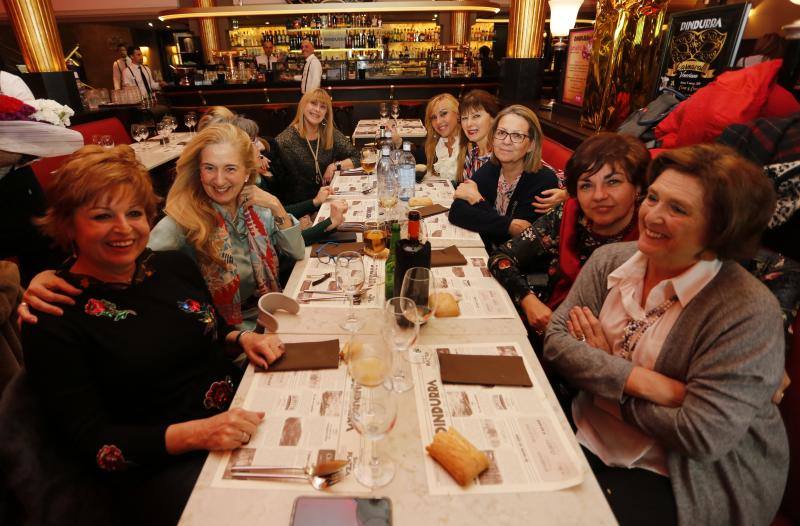 Hoy es la noche de las mujeres y Gijón lo sabe. El acto oficial, que tuvo lugar en la Sala Acapulco con la tertulia feminista, estuvo seguido por cenas y fiestas por todos los rincones de la ciudad.