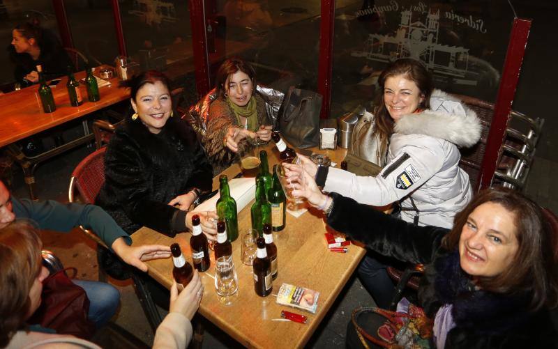 Hoy es la noche de las mujeres y Gijón lo sabe. El acto oficial, que tuvo lugar en la Sala Acapulco con la tertulia feminista, estuvo seguido por cenas y fiestas por todos los rincones de la ciudad.