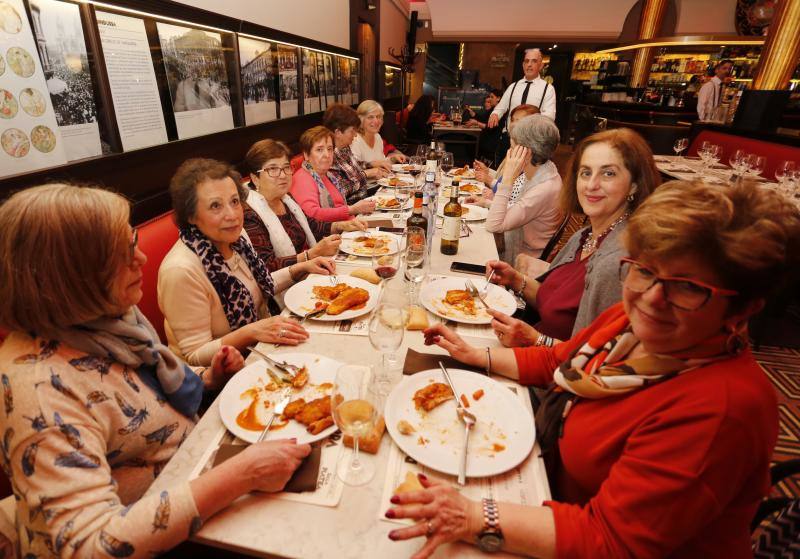 Hoy es la noche de las mujeres y Gijón lo sabe. El acto oficial, que tuvo lugar en la Sala Acapulco con la tertulia feminista, estuvo seguido por cenas y fiestas por todos los rincones de la ciudad.