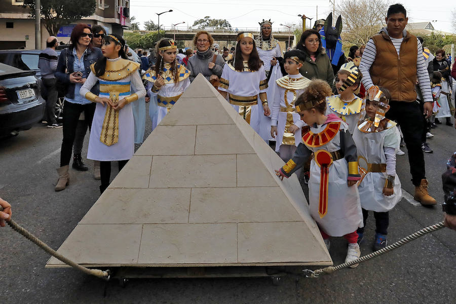 Como cada año, la zona oeste gijonesa comienza la fiesta del Antroxu por todo lo alto.