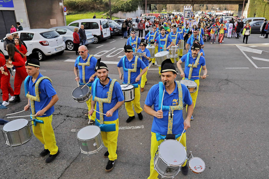 Como cada año, la zona oeste gijonesa comienza la fiesta del Antroxu por todo lo alto.