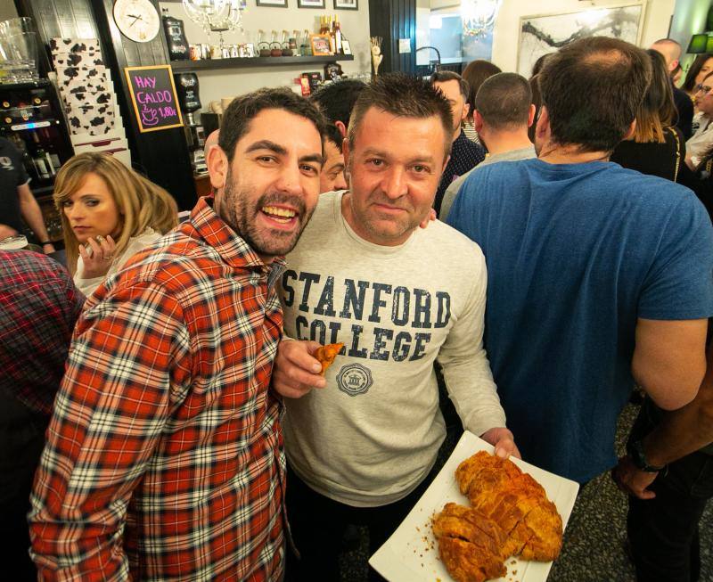 Una de las fiestas gastronómica por excelencia de Asturias por esta fechas tiene lugar en Siero y son Les COmadres. Miles de bollos preñaos para disfrutar de esta cita