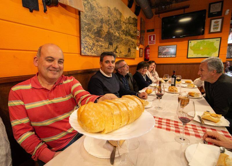 Una de las fiestas gastronómica por excelencia de Asturias por esta fechas tiene lugar en Siero y son Les COmadres. Miles de bollos preñaos para disfrutar de esta cita