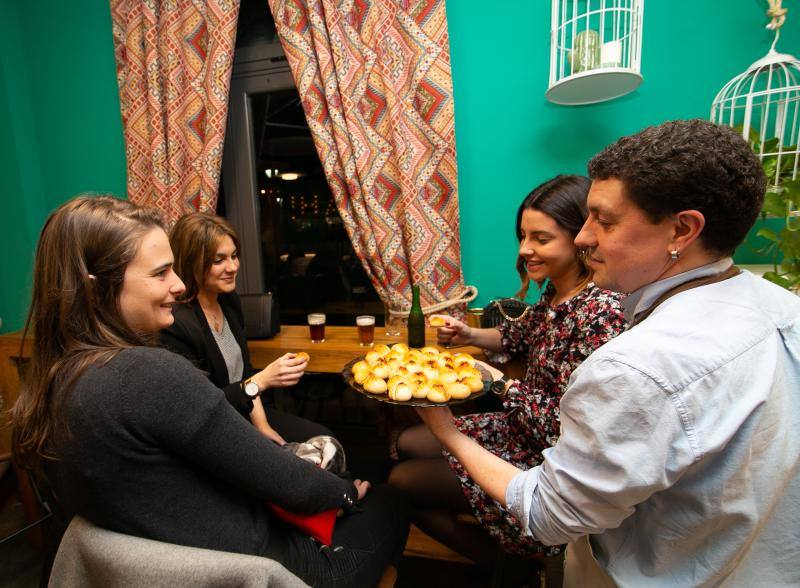 Una de las fiestas gastronómica por excelencia de Asturias por esta fechas tiene lugar en Siero y son Les COmadres. Miles de bollos preñaos para disfrutar de esta cita