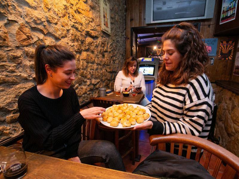 Una de las fiestas gastronómica por excelencia de Asturias por esta fechas tiene lugar en Siero y son Les COmadres. Miles de bollos preñaos para disfrutar de esta cita
