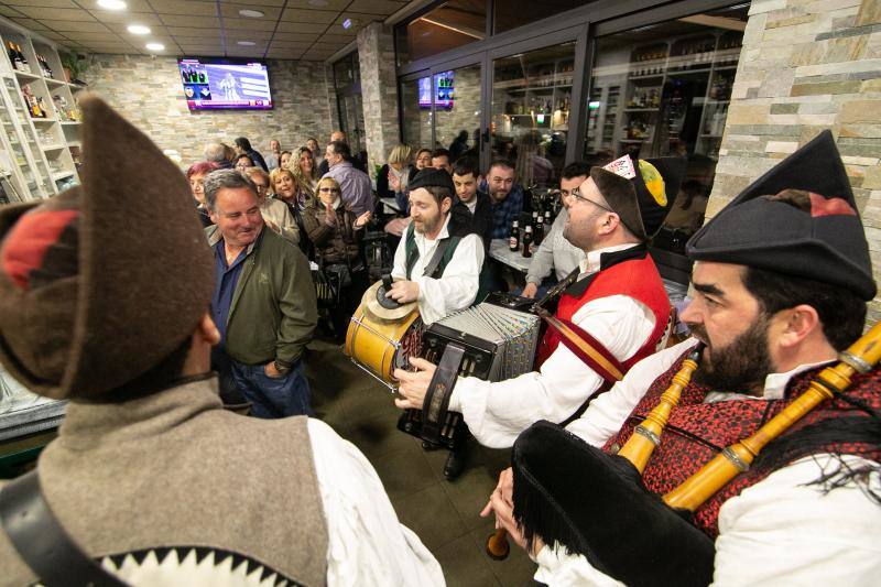 Una de las fiestas gastronómica por excelencia de Asturias por esta fechas tiene lugar en Siero y son Les COmadres. Miles de bollos preñaos para disfrutar de esta cita