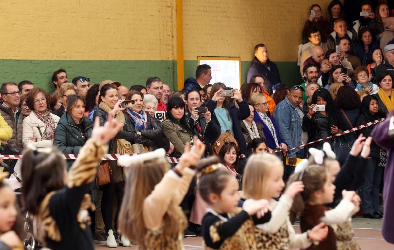 Alumnos de Infantil y Primaria hacen guiños con sus disfraces a la historia de Asturias, cine o a los clásicos héroes