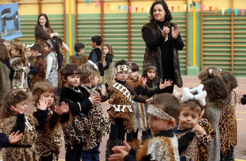 Alumnos de Infantil y Primaria hacen guiños con sus disfraces a la historia de Asturias, cine o a los clásicos héroes