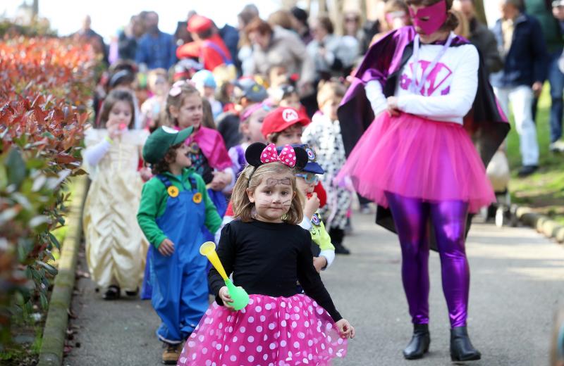 Alumnos de Infantil y Primaria hacen guiños con sus disfraces a la historia de Asturias, cine o a los clásicos héroes