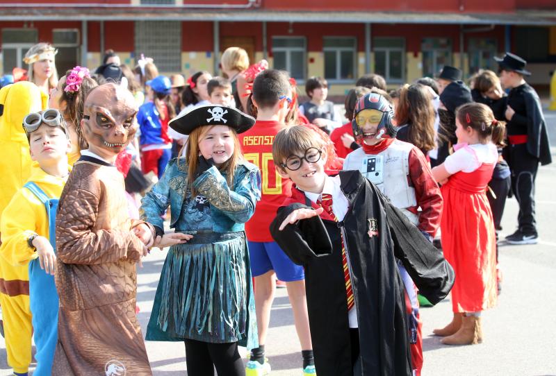 Alumnos de Infantil y Primaria hacen guiños con sus disfraces a la historia de Asturias, cine o a los clásicos héroes