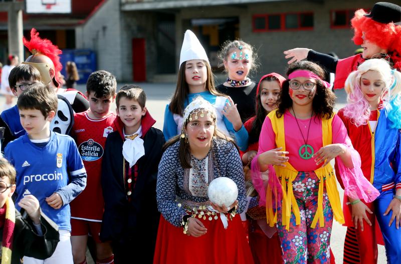 Alumnos de Infantil y Primaria hacen guiños con sus disfraces a la historia de Asturias, cine o a los clásicos héroes