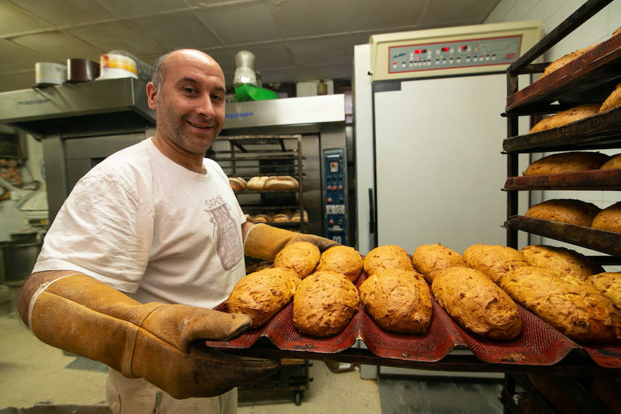 Una de las fiestas gastronómica por excelencia de Asturias por esta fechas tiene lugar en Siero y son Les COmadres. Miles de bollos preñaos para disfrutar de esta cita