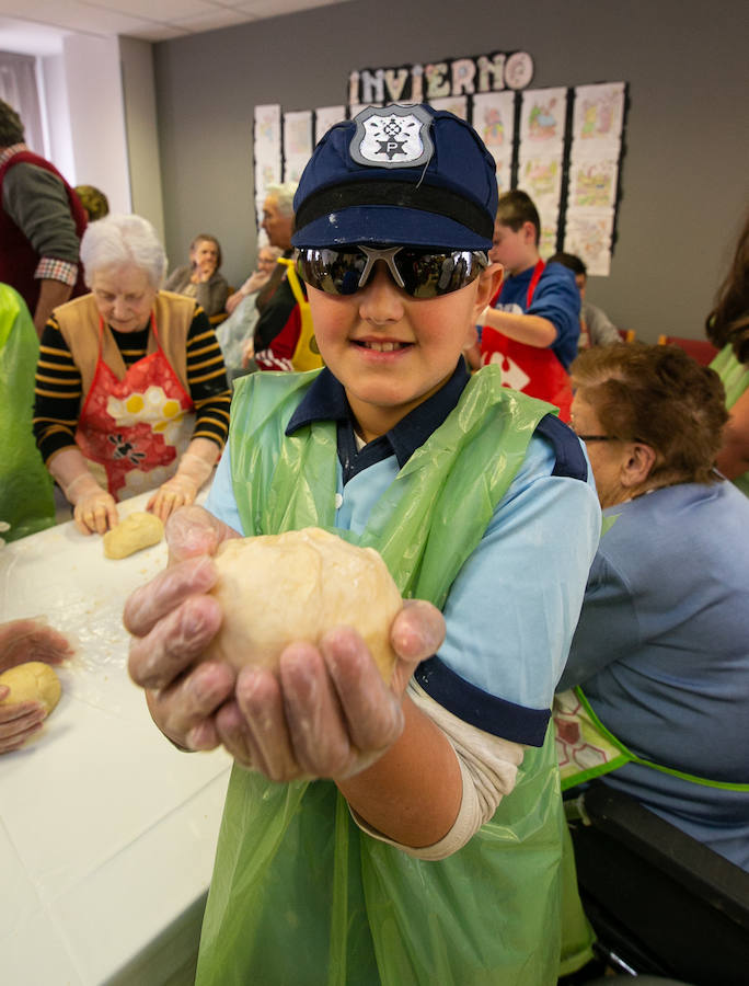Una de las fiestas gastronómica por excelencia de Asturias por esta fechas tiene lugar en Siero y son Les COmadres. Miles de bollos preñaos para disfrutar de esta cita
