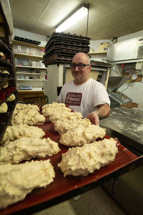 Una de las fiestas gastronómica por excelencia de Asturias por esta fechas tiene lugar en Siero y son Les COmadres. Miles de bollos preñaos para disfrutar de esta cita