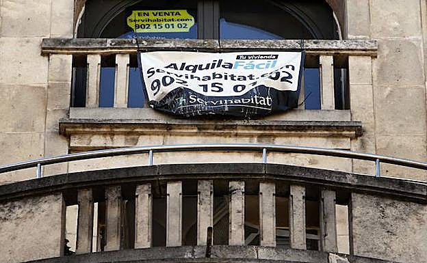 Carteles en un piso en alquiler en Miranda de Ebro. 
