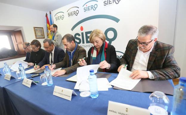 Firma del convenio marco de colaboración entre el Principado y los ayuntamientos del Área Central. 