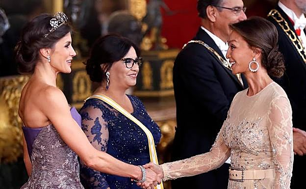 Imagen. Isabel Preysler, en el besamanos con la Reina. 