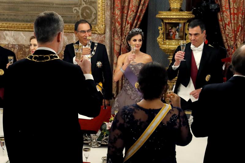 Los Reyes Felipe y Letizia ofrecieron este miércoles una cena de gala en el Palacio Real con motivo del viaje del presidente de Perú, Martín Vizcarra, a España. Doña Letizia recuperó uno vestido de Felipe Varela que ya lució en la celebración previa del enlace del príncipe Guillermo y Kate Middleton