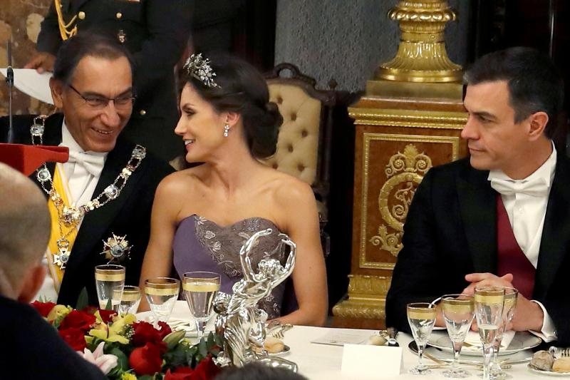 Los Reyes Felipe y Letizia ofrecieron este miércoles una cena de gala en el Palacio Real con motivo del viaje del presidente de Perú, Martín Vizcarra, a España. Doña Letizia recuperó uno vestido de Felipe Varela que ya lució en la celebración previa del enlace del príncipe Guillermo y Kate Middleton
