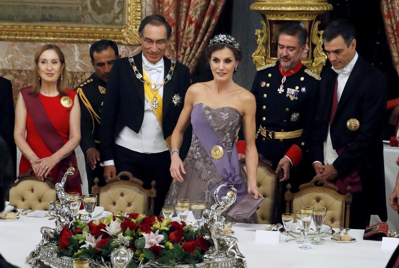 Los Reyes Felipe y Letizia ofrecieron este miércoles una cena de gala en el Palacio Real con motivo del viaje del presidente de Perú, Martín Vizcarra, a España. Doña Letizia recuperó uno vestido de Felipe Varela que ya lució en la celebración previa del enlace del príncipe Guillermo y Kate Middleton
