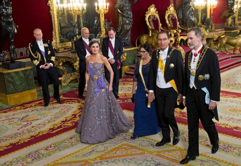 Los Reyes Felipe y Letizia ofrecieron este miércoles una cena de gala en el Palacio Real con motivo del viaje del presidente de Perú, Martín Vizcarra, a España. Doña Letizia recuperó uno vestido de Felipe Varela que ya lució en la celebración previa del enlace del príncipe Guillermo y Kate Middleton