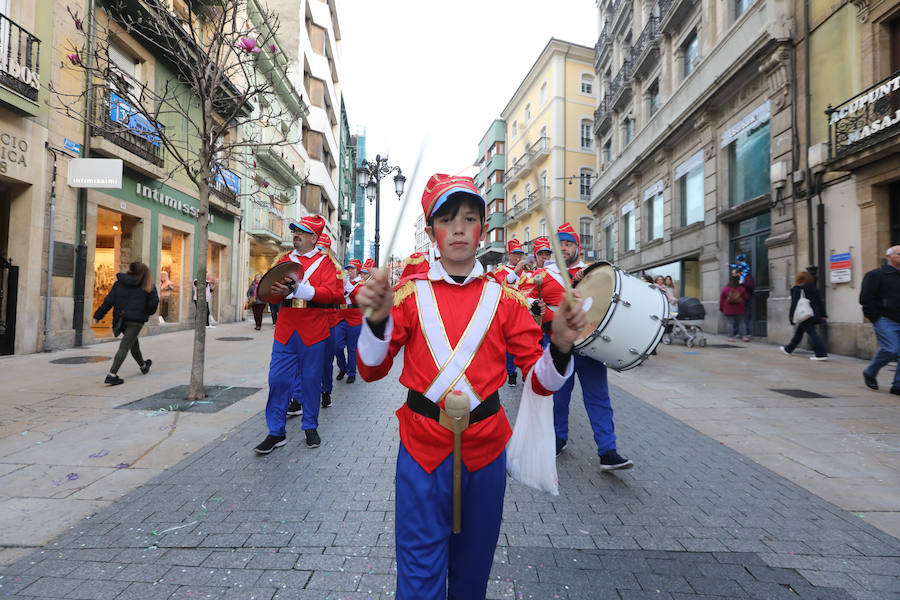 Cientos de escolares celebran el carnaval por el centro de Avilés y con una fiesta en el Quirinal