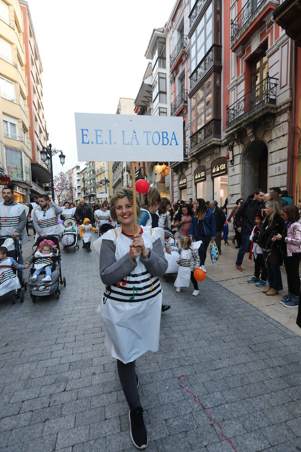 Cientos de escolares celebran el carnaval por el centro de Avilés y con una fiesta en el Quirinal