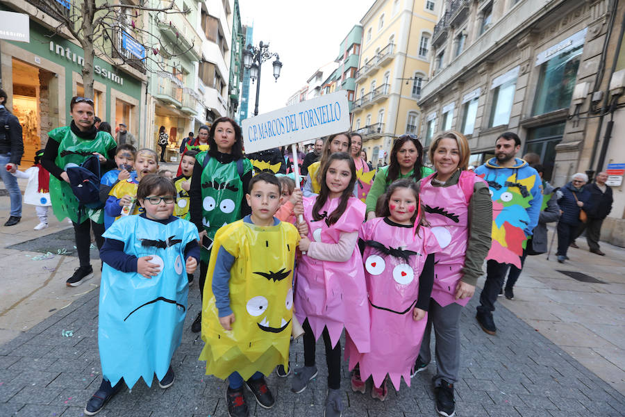 Cientos de escolares celebran el carnaval por el centro de Avilés y con una fiesta en el Quirinal