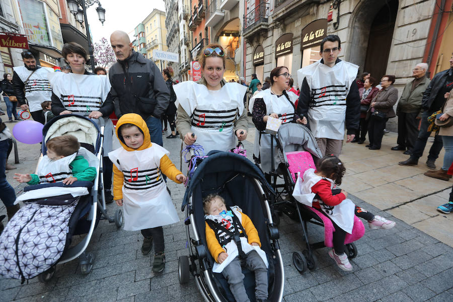 Cientos de escolares celebran el carnaval por el centro de Avilés y con una fiesta en el Quirinal