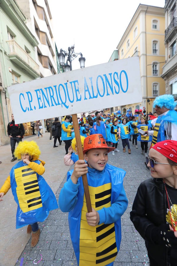 Cientos de escolares celebran el carnaval por el centro de Avilés y con una fiesta en el Quirinal