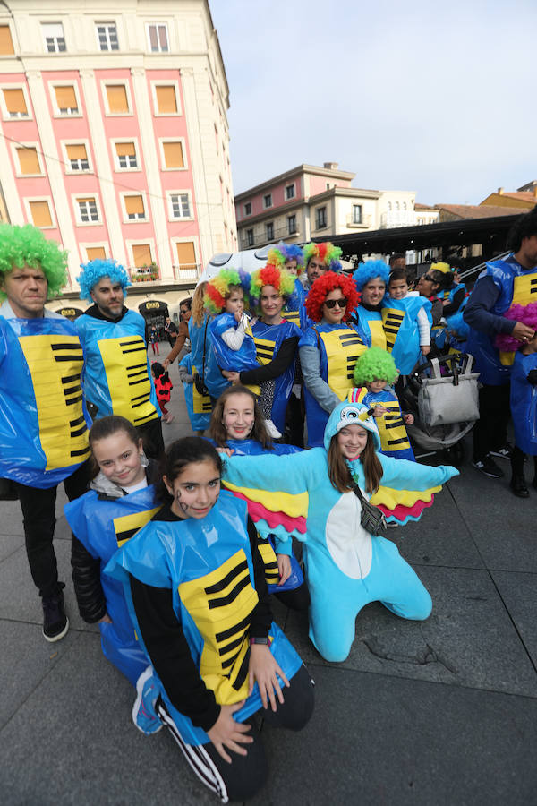 Cientos de escolares celebran el carnaval por el centro de Avilés y con una fiesta en el Quirinal