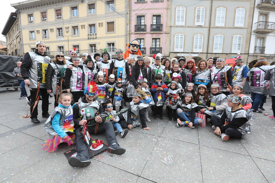 Cientos de escolares celebran el carnaval por el centro de Avilés y con una fiesta en el Quirinal