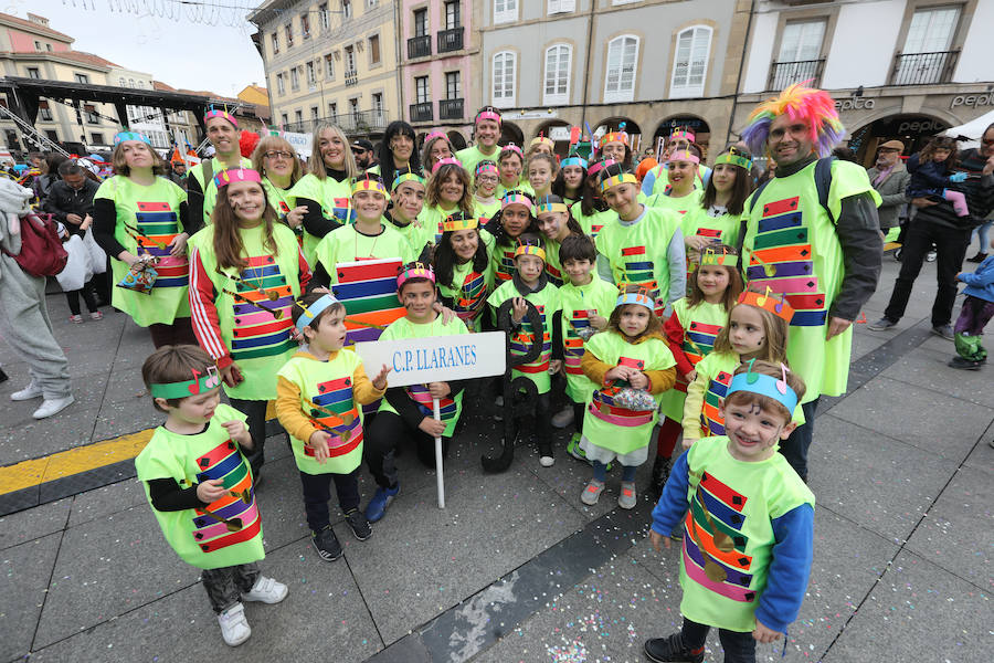 Cientos de escolares celebran el carnaval por el centro de Avilés y con una fiesta en el Quirinal