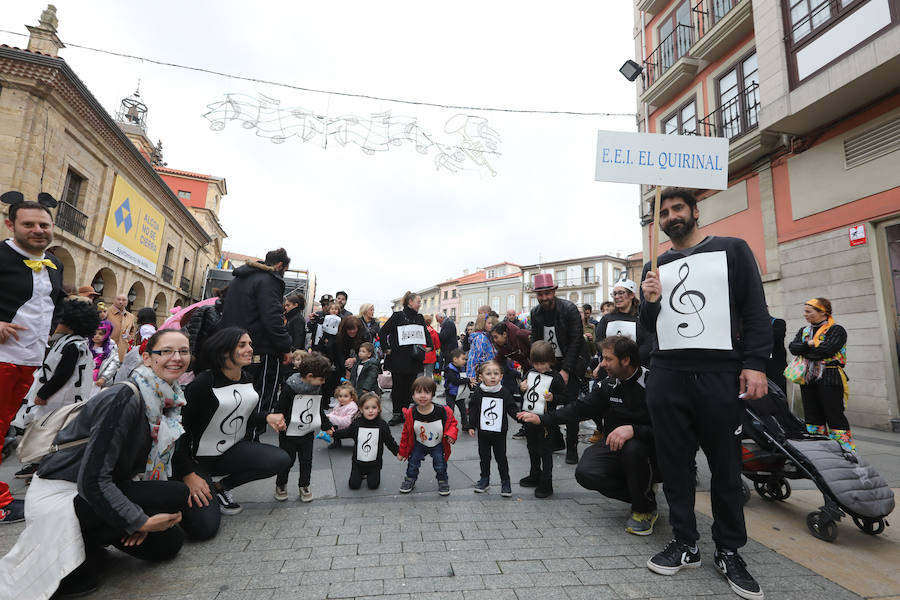 Cientos de escolares celebran el carnaval por el centro de Avilés y con una fiesta en el Quirinal