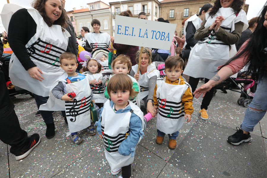 Cientos de escolares celebran el carnaval por el centro de Avilés y con una fiesta en el Quirinal