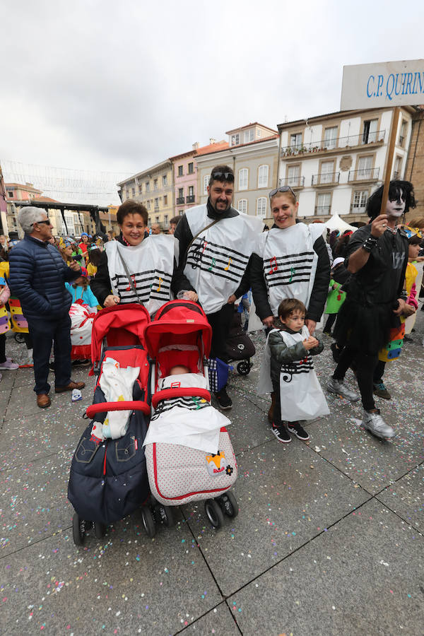 Cientos de escolares celebran el carnaval por el centro de Avilés y con una fiesta en el Quirinal