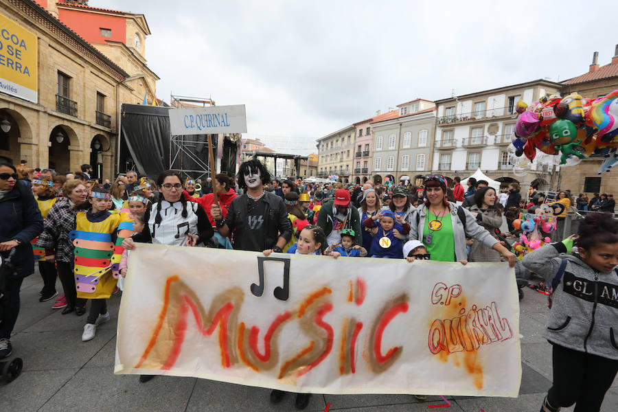 Cientos de escolares celebran el carnaval por el centro de Avilés y con una fiesta en el Quirinal