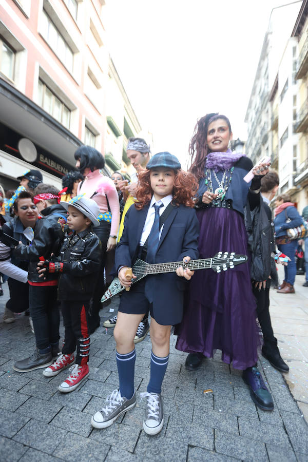 Cientos de escolares celebran el carnaval por el centro de Avilés y con una fiesta en el Quirinal